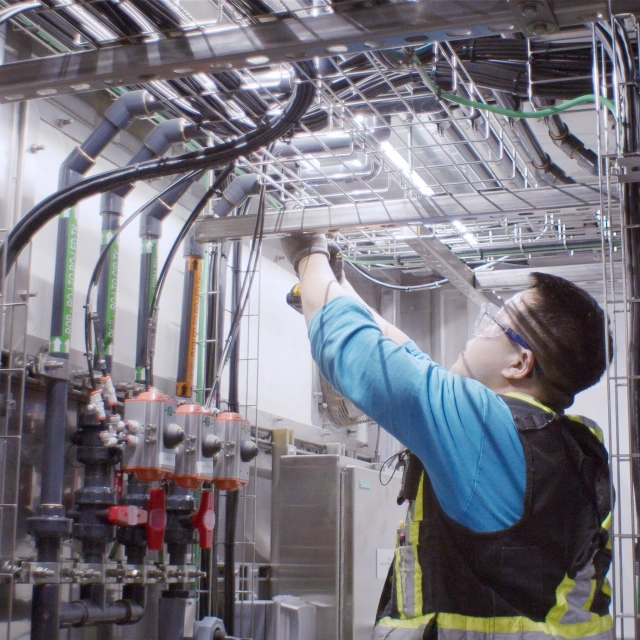 Techniker bei der Arbeit bei Saltworks Technologies in Richmond
