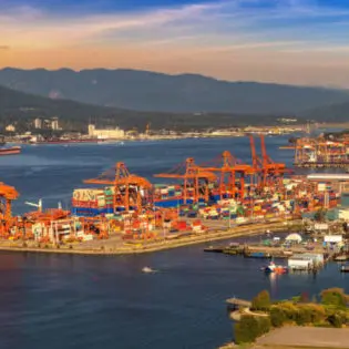 Panorama-Luftaufnahme des Vancouver Centerm Terminals - Containerhafenterminal bei Sonnenuntergang, Kanada