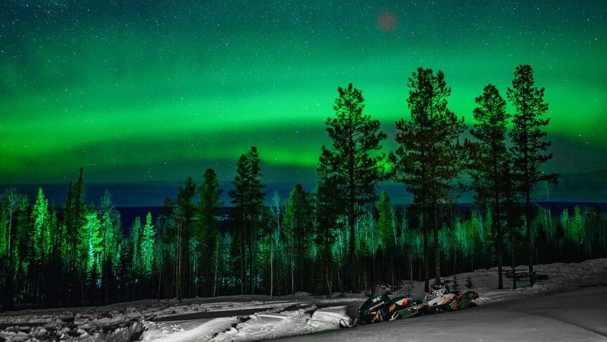 Nordlichter auf dem Alaska Highway in der Nähe von Fort Nelson