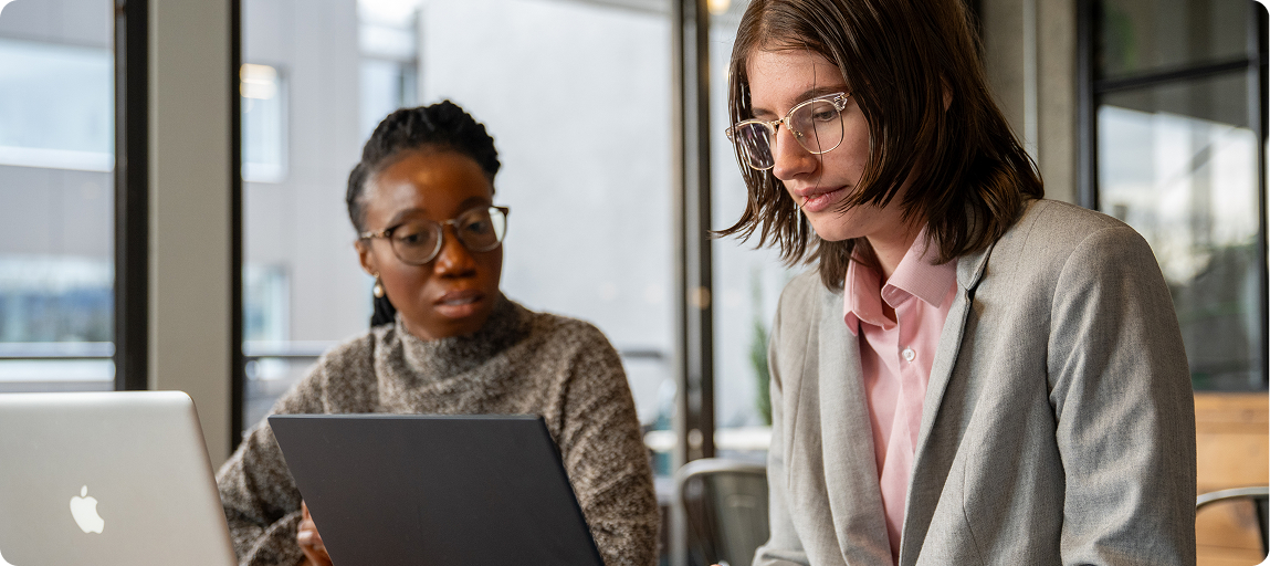 Verschiedene Menschen arbeiten gemeinsam am Laptop in Cariboo