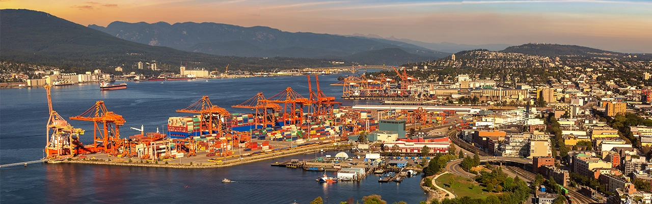 Panorama-Luftaufnahme des Vancouver Centerm Terminals - Containerhafenterminal bei Sonnenuntergang, Kanada