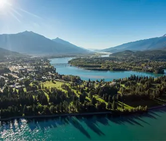 Luftaufnahme der Seen in der Region Kootenay.