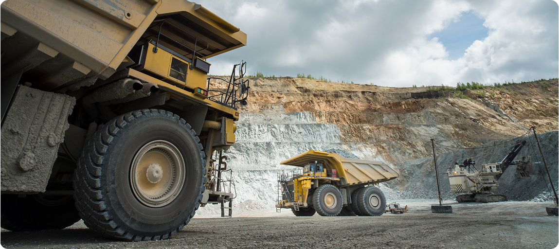 Blick hinauf auf den großen Minenkipper in der hochmodernen Mine der Taseko-Minen