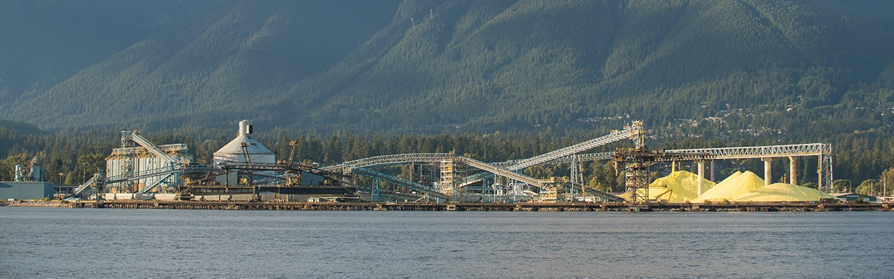 Vancouver-Hafen mit Berg im Hintergrund